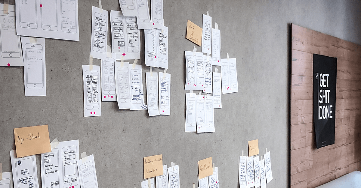 App-Mockups auf Post-Its hängen geordnet an der Wand in der Paderborner Ideenwerkstatt